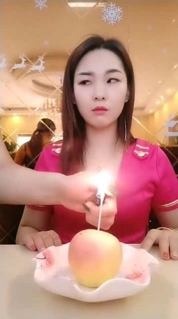 美女过生日,怎么这个表情 