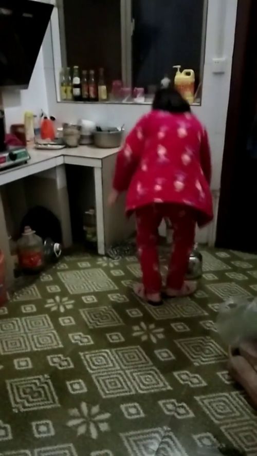 本来想拍一下女儿洗碗的视频,谁知道把女儿给吓着了 