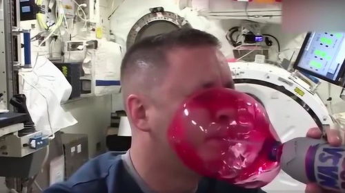 在太空怎么喝水 吸管喝水,可怕一幕发生 