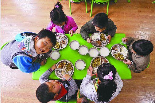 幼儿园小女生吃什么零食好(幼儿园小朋友吃什么)