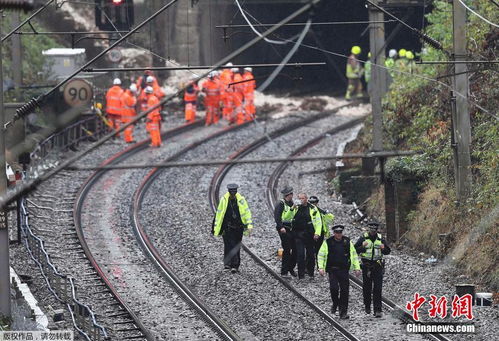 英国火车遇泥石流脱轨 撞上另一列火车 