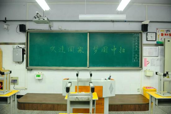 初三开学准备的怎么样 他们冒雨去帮同学们检查了 