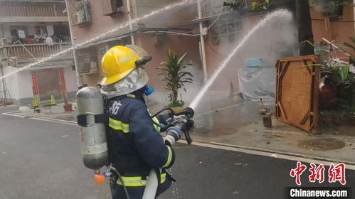 福州居民楼起火 消防成功疏散营救11人