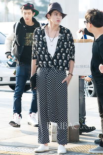 梅格妮 望过来,你们爱的Kris登场啦 EXO组合成员吴亦凡机场街拍合辑 腿长颜美,穿衣越是简单越有型