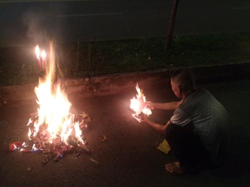 中元节给已故的人烧纸祭奠什么时间烧 中元节烧纸有讲究