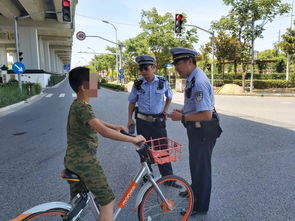 男孩骑车遇到警察叔叔为何嚎啕大哭