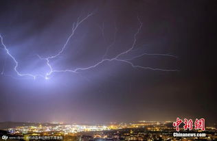 意大利摄影师屋顶捕捉闪电划破夜空景象 组图 