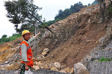 内昆铁路山体滑坡 铁路职工提前预警 