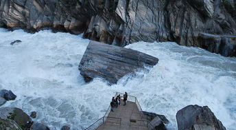 虎跳峡下虎跳旅游