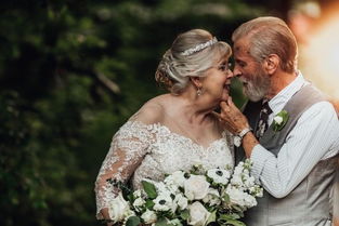 美国80岁夫妇结婚60年,拍唯美钻石婚纱照,新郎深情如初见