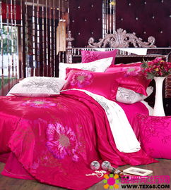 红色床品打造新年华美卧室 