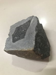 请问这是什么石头呢 切了一小块那石头,用高温烧,成了第二图的小石头 