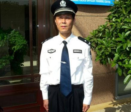 警察领带特效怎么弄好看？穿警察礼服时内穿白色衬衣得戴什么领带呢