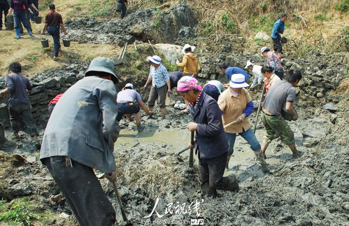 云南罗平村民在废弃枯井找水喝 