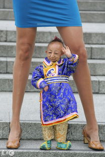 世界上最矮的男人和世界上腿最长的女人一起拍照,画面太残忍了 