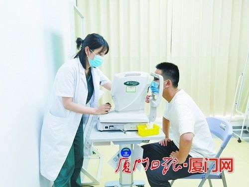 高三毕业生扎堆做近视手术 医生提醒