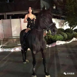 吊带美女深夜上海闹市骑马 这位女主的身份好像已被找出