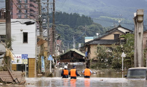 日本爆发特大洪灾 房屋被淹有人在屋顶避险空地上画SOS