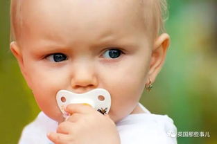 她给自己4个月大的宝宝打了2个耳洞...然而一下,国外网友们吵起来了