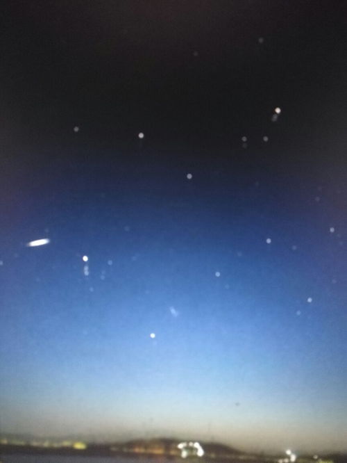 晚上天空中有个天体在移动,天体位置在左面,图中为青岛 