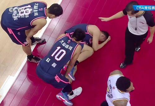 广东队三重打击 中国男篮队长120秒3犯,苏伟疑似重伤,落后20分