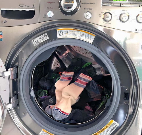 为什么内衣袜子不能放到公用洗衣机里洗(内衣不能和袜子晾在一起?)