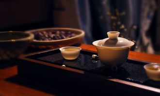 茶桌上的茶壶怎么摆放(茶壶桌面上的放法?)