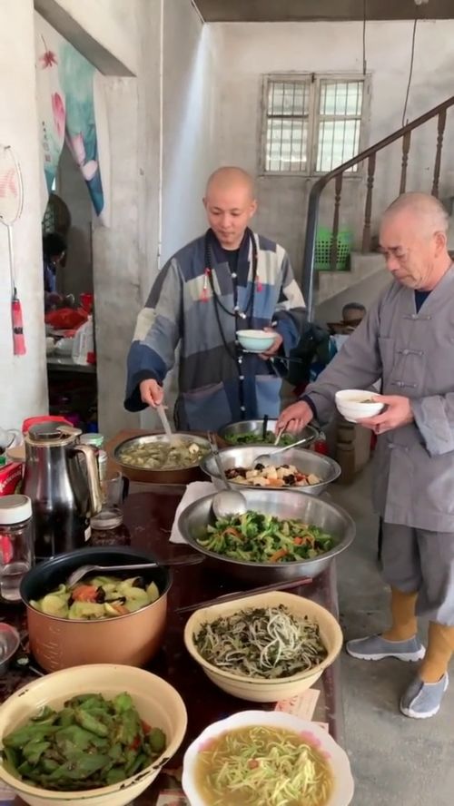 寺庙里开饭了,这菜不错啊 