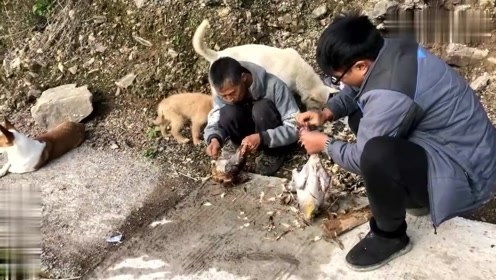 湖南农村的晚餐,柴火炖上一大锅美食,席地而坐,一家人聊会天,悠闲