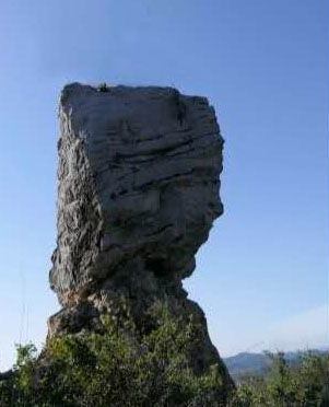 大山内 天然男女石像隔沟相伴