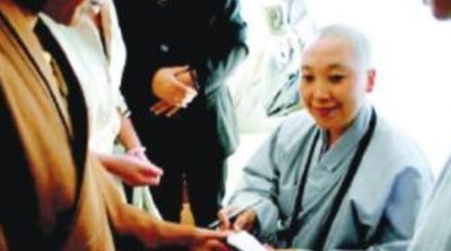那个唱 青藏高原 的李娜,事业巅峰剃度出家,23年了现状如何