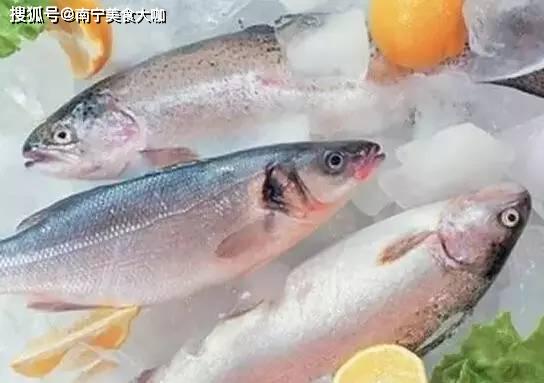 无论解冻什么鱼,不能用水直接泡,加点 它 ,肉质跟活鱼一样鲜