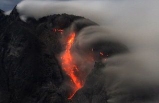 印尼火山喷发持续四天 黑云翻滚场面震撼 图