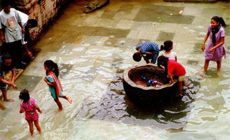 尼泊尔人在街边就敢洗澡 
