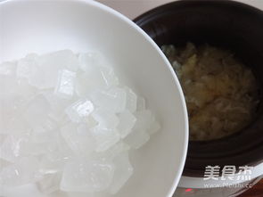 银耳雪梨枇杷汤的做法-图1