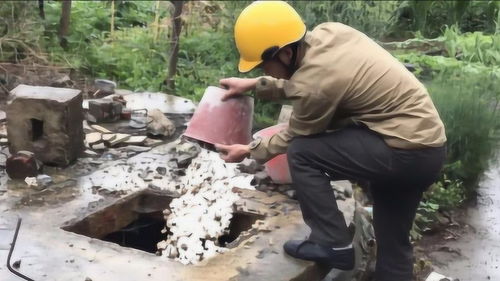 老外用500斤干冰清洗水井,这是什么操作 30秒后井吐了 