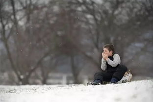 在一个美丽的下雪天,男孩静静的吹着口琴给狗狗听 
