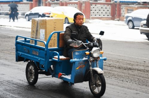 电动三轮车电池有一股焦味怎么回事