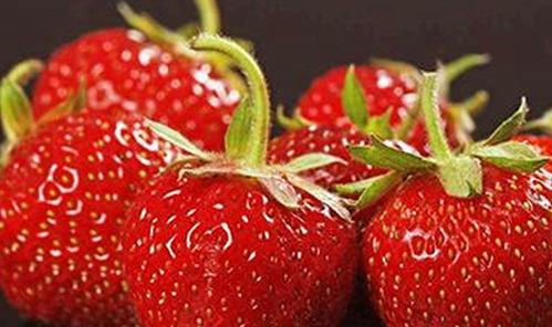 买草莓时,不要随便装,3种草莓不要买,草莓员工 存不过12小时