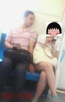上海地铁猥琐男摸女子胸部被拍 