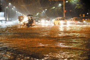 今明雷电交加暴雨倾泻