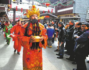 图文 演员扮成财神与甬城市民互动