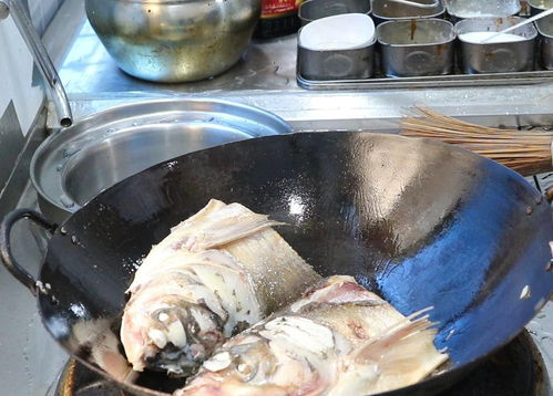 这才是蒜香鱼头最好吃的做法,蒜香浓郁,肉质滑嫩,营养又美味