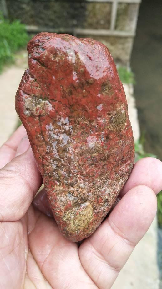 请问这块红色石头是什么石头 