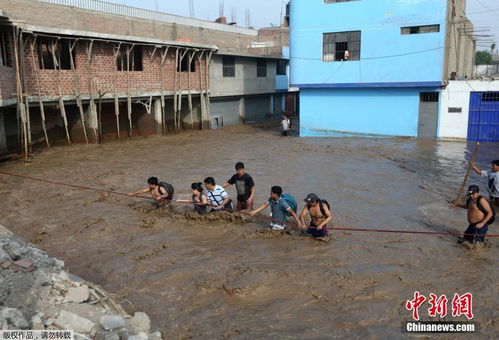 秘鲁洪灾被困民众利用绳索突围 
