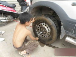 十岁男童被拒老师拒之学校外当修车工 