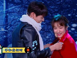魏大勋和吴昕表演节目时深情对视,有谁注意谢娜的表情 很真实
