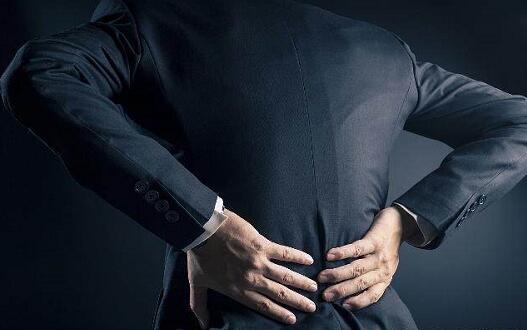 男人腰疼会影响性功能吗,男人动不动就腰疼，是“虚”了吗？可能是这4个地方出了问题