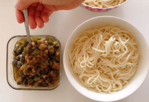 冷 热都好吃的拌面,夏天搭配茄子做卤汁,比肉还香