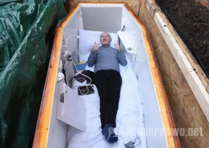 62岁老人做棺材将自己活埋 坟头聊天背后的真相好感动 